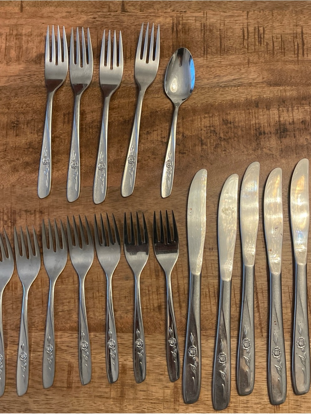 WM Rogers Sweet Briar Rose 17 Piece Flatware Set Forks Knives Spoons